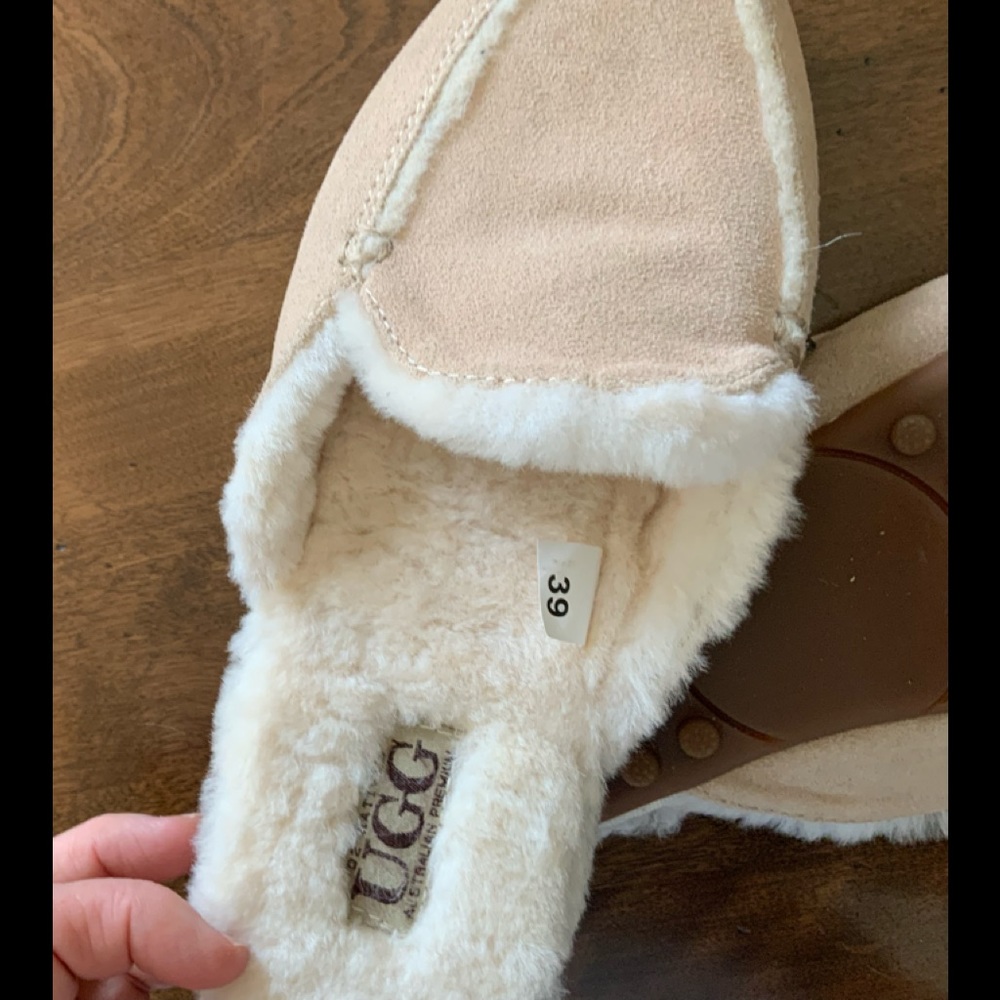 UGG SLIDES - NEVER WORN